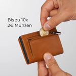 Charger l'image dans la galerie, 43693613285642;Bis zu 10x 2€-Münzen;Ein spezieller Schnitt und flexibles Leder machen das Münzfach besonders geräumig und dehnbar. Es fasst bis zu 10x 2-Euro-Münzen und bleibt dank des hochwertigen YKK-Reißverschlusses sicher verschlossen.
