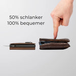 Charger l'image dans la galerie, 43693613220106;Entwickelt gegen klobige Geldbeutel;Vor über vier Jahren haben wir in Heidelberg unseren Cardholder entwickelt, um klobige Geldbeutel zu ersetzen und mehr Platz, Komfort und Ordnung in der Hosentasche zu schaffen.
